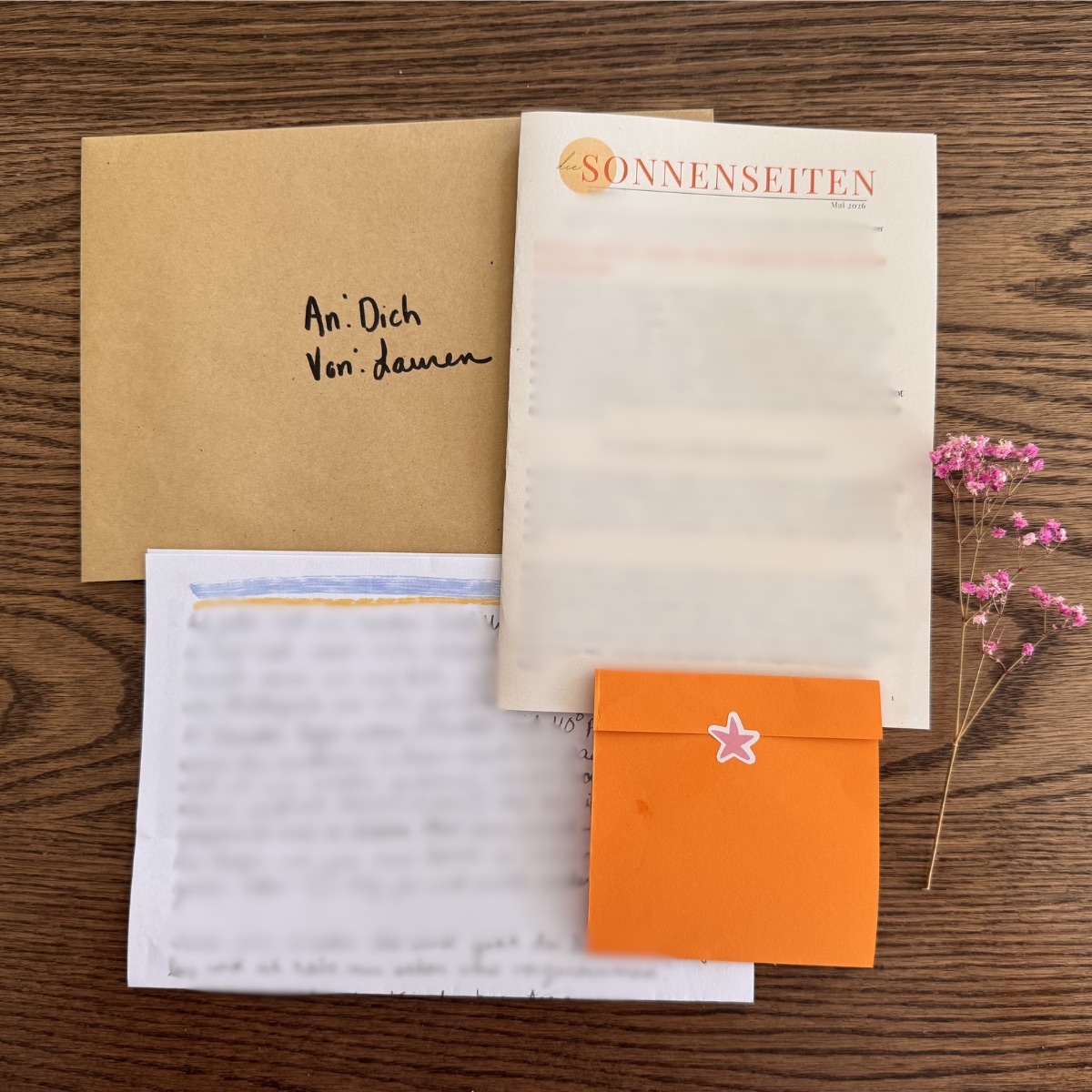 Liebe-Lauren-Post: Umschlag „An Dich, von Lauren“, der Sonnenseiten-Newsletter, ein handgeschriebener Brief und eine kleine Überraschung